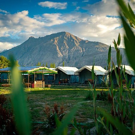 Bed and Breakfast Green Throne Camp Лех Екстер'єр фото